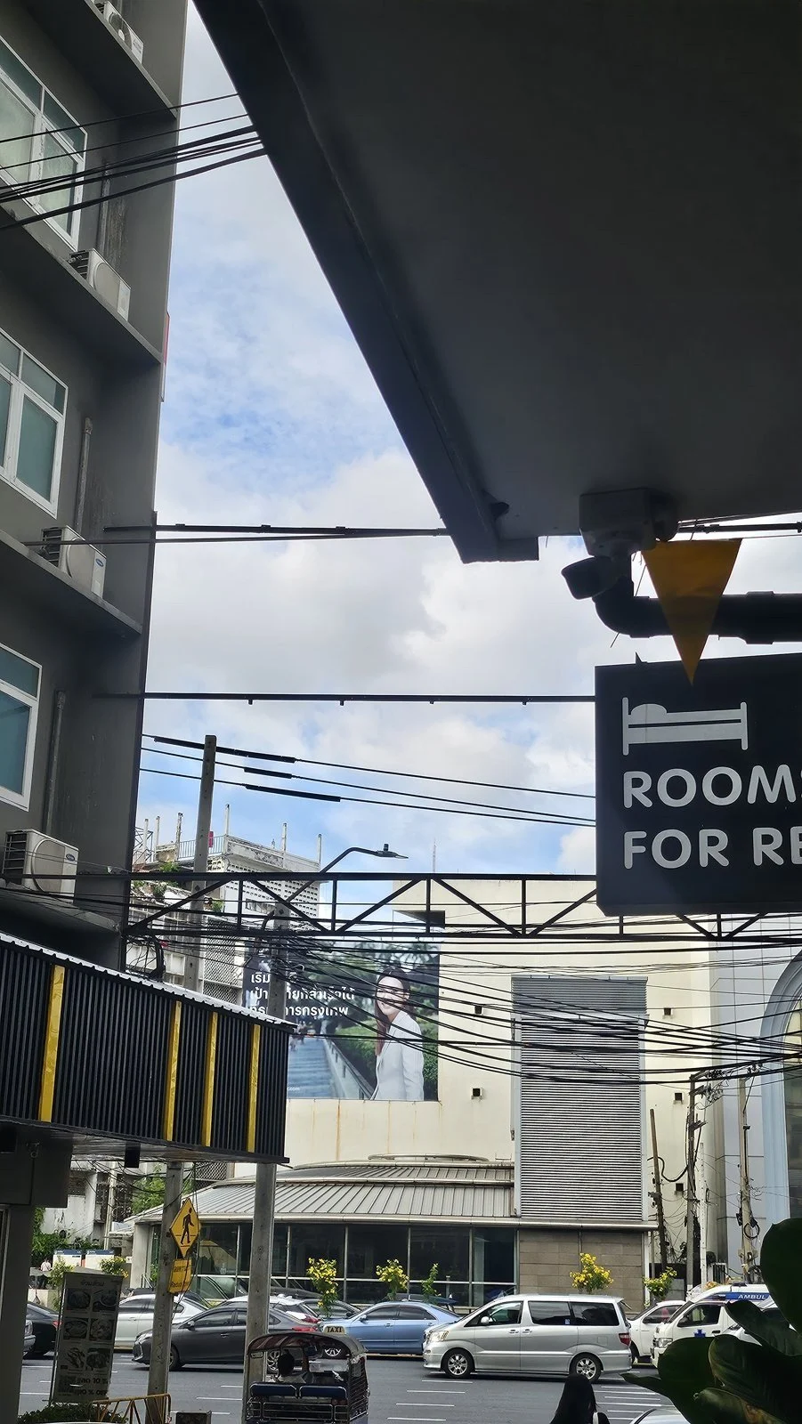 건물 사이 도로와 방 임대 표지판이 보이는 거리