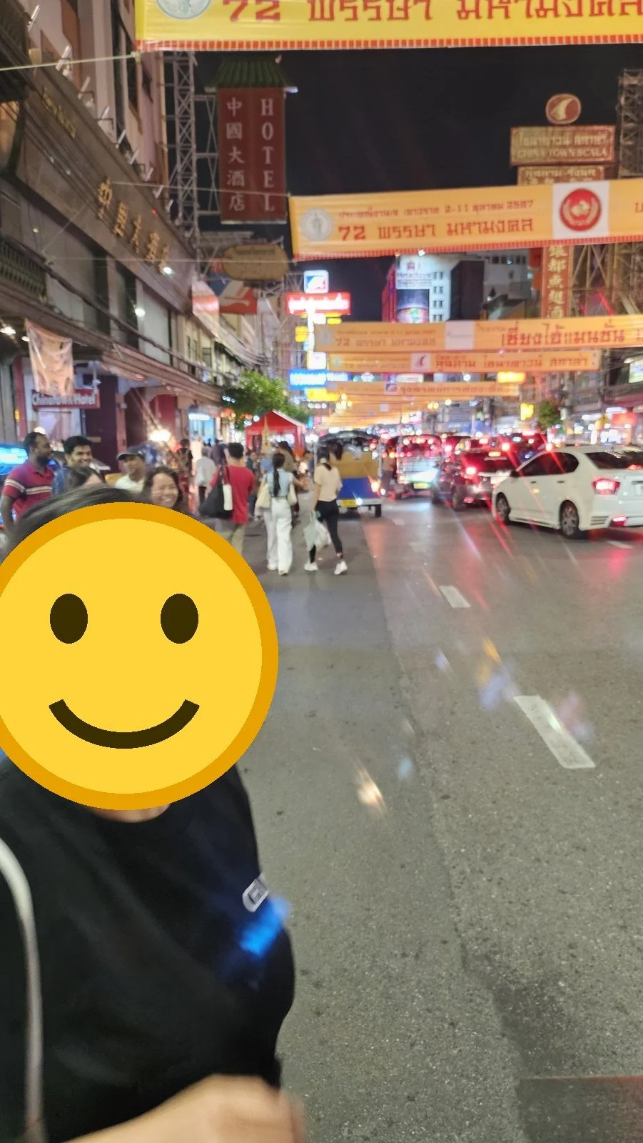 간판 불빛과 자동차가 이어진 차이나타운 밤거리