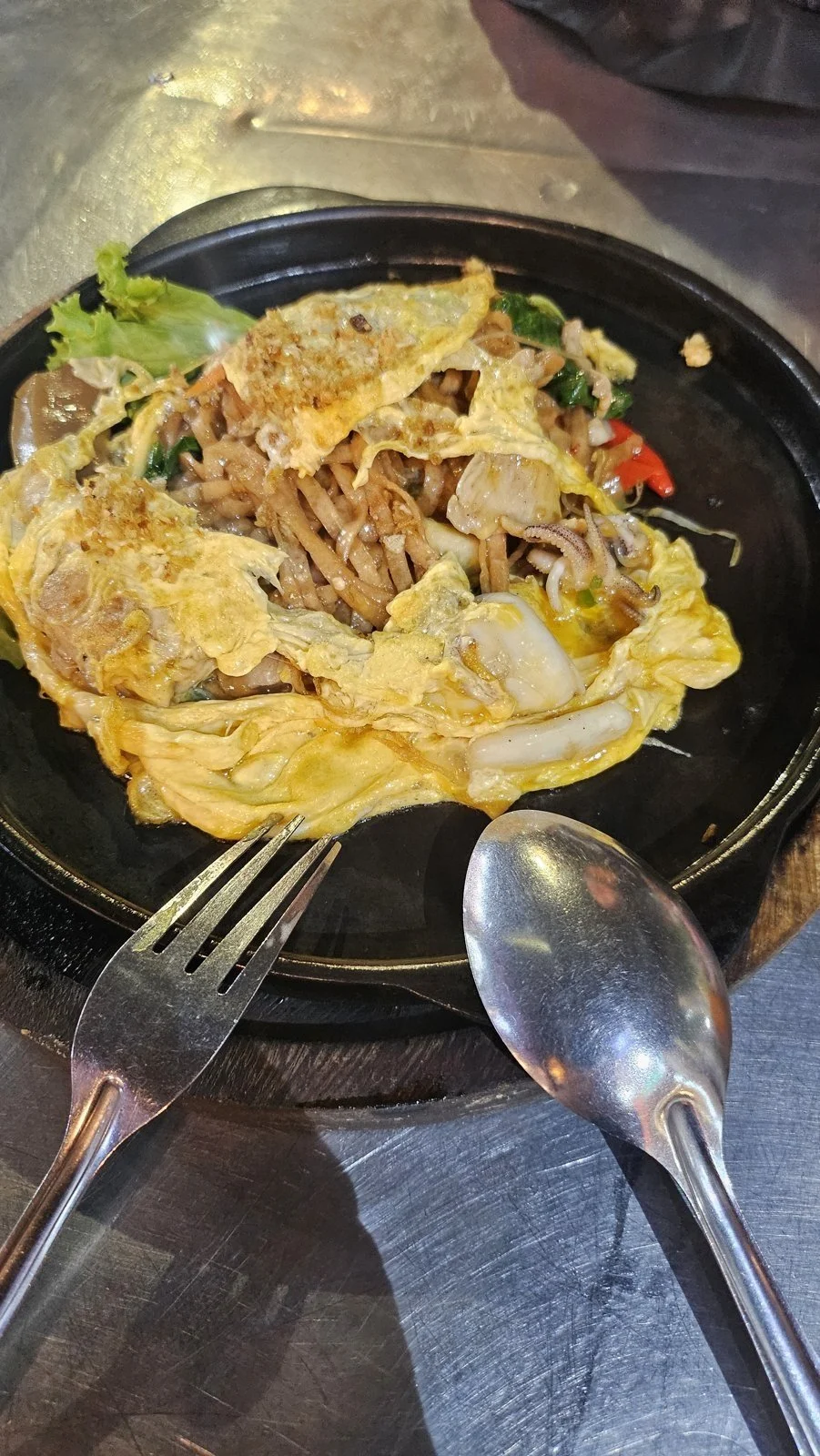 철판에 담긴 달걀 지단 얹은 볶음국수