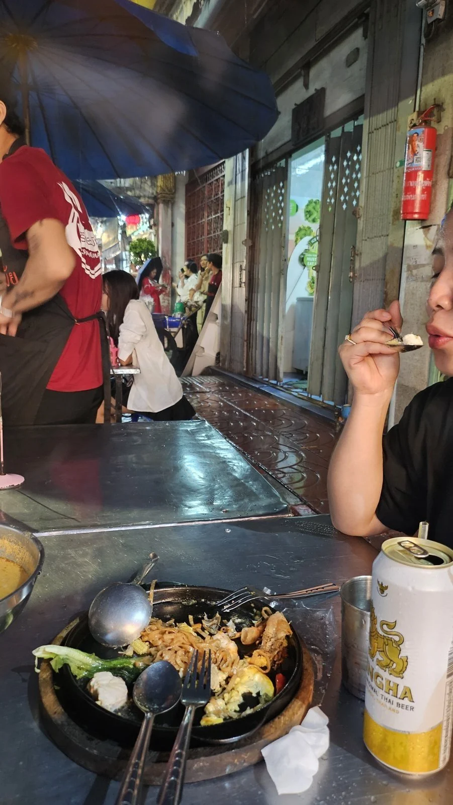 노점 식탁에 놓인 볶음국수와 맥주 캔